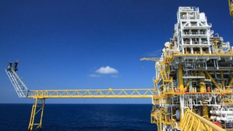worlds-largest-offshore-oil-field-partially-shut-down