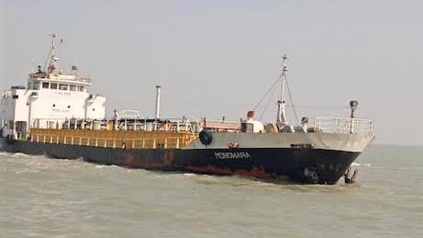 Tanker strikes underwater wreck, Bangladesh